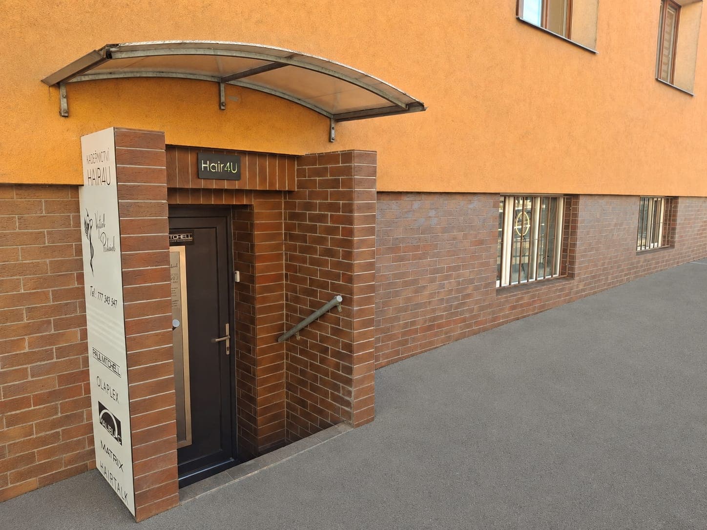 Vstup do kadeřnictví Hair4U z Masarykovy ulice